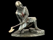 Klęczący Rycerz Chrystusa TEMPLARIUSZ z toporem VERONESE WU77520A4