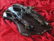 TABLO DO EKSPOZYCJI DWÓCH PISTOLETÓW (AG34/A.01)