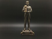 NIKOLA TESLA TRZYMAJĄCY MODEL WIEŻY VERONESE (WU76912A4)