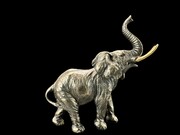 Rzeźba Figurka SŁOŃ Z PODNIESIONĄ TRĄBĄ - SYMBOL SZCZĘŚCIA VERONESE WU71083A1