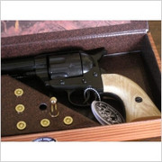 CZARNY COLT PEACE MAKER Z 1873 ROKU W PUDLE - NABOJE (K1064-1M) HISZPANIA