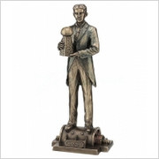 NIKOLA TESLA TRZYMAJĄCY MODEL WIEŻY VERONESE (WU76912A4) Veronese