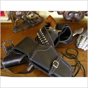 CZARNY SKÓRZANY PAS Z NABOJAMI NA DWA REWOLWERY (708) Denix