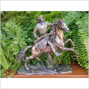 INDIAŃSKI APACZ NA KONIU Z TARCZĄ I STRZELBĄ VERONESE (WU69784A4) Veronese