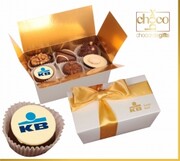 Czekoladki-w-małym-białym-kuferku-/12-pralin/ Chocobox