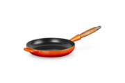 Le Creuset - Patelnia z drewnianym uchwytem 24 cm płomienny Zapłać później z PayPo Le Creuset