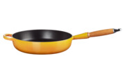 Le Creuset - Patelnia Sauté z drewnianym uchwytem żeliwo 28 cm nectar Zapłać później z PayPo Le Creuset