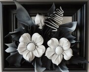 Obraz z kwiatami w czarnej ramie - na prezent ART DECO