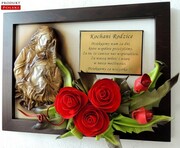 Obraz z płaskorzeźbą ŚWIĘTEJ RODZINY z czerwonymi różami w orzechowej ramie - Podziękowanie dla Rodziców na ślub ART DECO