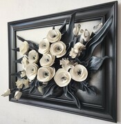 Obraz z bukietem czarno-białych kwiatów w wazonie, czarna drewniana rama - na prezent jubileuszowy ART DECO