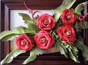 Obraz z różami ze skóry w cegiełkowym kolorze i drewnianej ramie - RĘKODZIEŁO - prezent na jubileusz ART DECO