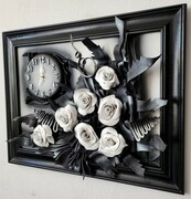 Obraz na prezent jubileuszowy - białe róże w czarnej drewnianej ramie + zegar ART DECO