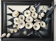 Obraz z bukietem czarno-białych kwiatów w wazonie, czarna drewniana rama - na prezent jubileuszowy ART DECO