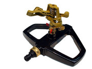 Zraszacz pulsacyjny na metalowej podstawie