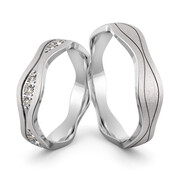 Obrączki ślubne z białego złota falowane z brylantami - Au-1063