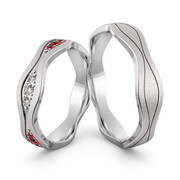 Obrączki ślubne z białego złota falowane z rubinami - Au-1063
