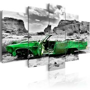 Obraz - Zielony samochód w stylu retro na Pustyni Kolorado Artgeist