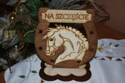Podkowa z napisem NA SZCZĘŚCIE, sklejka