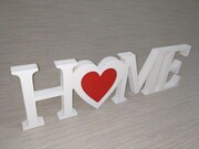 Napis Home Stojący z czerwonym sercem