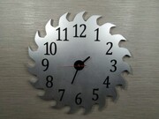 Wielki zegar ścienny 50 cm srebrny piła