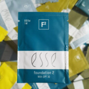 ESSE FOUNDATION 2 MINI WERSJA Podkład probiotyczny z ochroną SPF30 (odcień jasny 02) (1 ml)