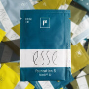 ESSE FOUNDATION 6 MINI WERSJA Podkład probiotyczny z ochroną SPF30 (odcień ciemny opalona skóra 06) (1 ml)