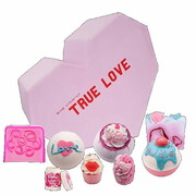 Bomb Cosmetics True Love Gift Box zestaw kosmetyków Kula Musująca 3szt + Mydełko Glicerynowe 2szt + Maślana Babeczka 2szt + Balsam do ust 1szt (P1)