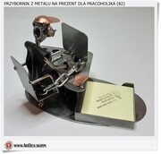 Ozdobna figurka pracoholika przybornik na biurko