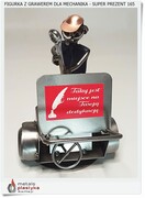 Mechanik naprawia auto Figurka z grawerem