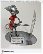 Prezent dla STRAŻAKA + strażak w akcji gasi ogień Figurka metaloplastyka