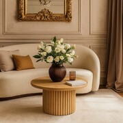 Stolik kawowy Belliso – lity dąb, ryflowana podstawa MESTIERE HOME
