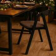 Krzesło drewniane HUGO – czarny lakier, siedzisko tapicerowane LEO