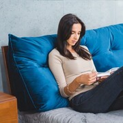 Poduszka dzienna TRIANGEL VELVET 140 cm granatowa Visby