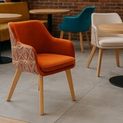 Krzesło fotelowe HUAN MALAWI – bukowe, z ozdobną tkaniną ATREVE – personalizowane krzesła i hokery, polska produkcja