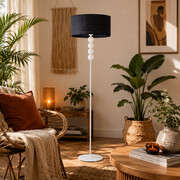 Czarna lampa stojąca do salonu BERMUDY BOHO z rattanowym kloszem