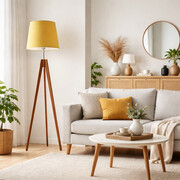 Drewniana lampa stojąca na trzech nogach ARUBA z musztardowym abażurem