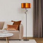 Industrialna lampa stojąca do czytania w salonie MORONI MIRROR w czarno-miedzianej kolorystyce