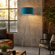 Chromowana lampa stojąca na trójnogu do salonu SEWILLA w stylu hampton