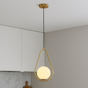 Złota lampa wisząca geometryczna metalowa MARGO ze szklanym kloszem w kolorze mlecznobiałym