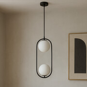 Podwójna lampa wisząca w kolorze czarnym MIA z mlecznobiałymi szklanymi kloszami