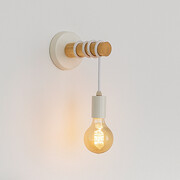 Biały kinkiet do sypialni z drewnianymi elementami DENA