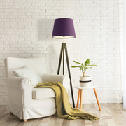 Drewniana lampa podłogowa z fioletowym abażurem ARUBA