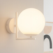 Biały kinkiet ze szklaną kulą BANG