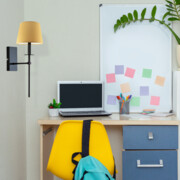 Długi kinkiet ścienny do pokoju młodzieżowego PASTO