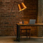 Czarna lampa stojąca z regulacją kąta padania światła MANILA MIRROR w stylu loftowym