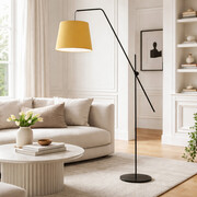 Czarna lampa stojąca do salonu na ruchomym ramieniu VIGO z abażurem musztardowym