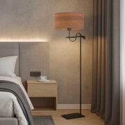 Czarna lampa podłogowa do czytania w sypialni KAMERUN ECO z abażurem imitującym fornir