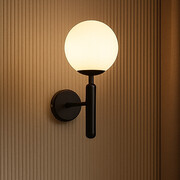 Czarny kinkiet ścienny ze szklanym kloszem w kształcie kuli OPHEL