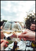 Plakat toast białym winem De Art s.c.