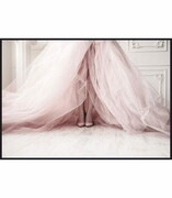 Plakat Różowe buty pod suknią z tiulu De Art s.c.